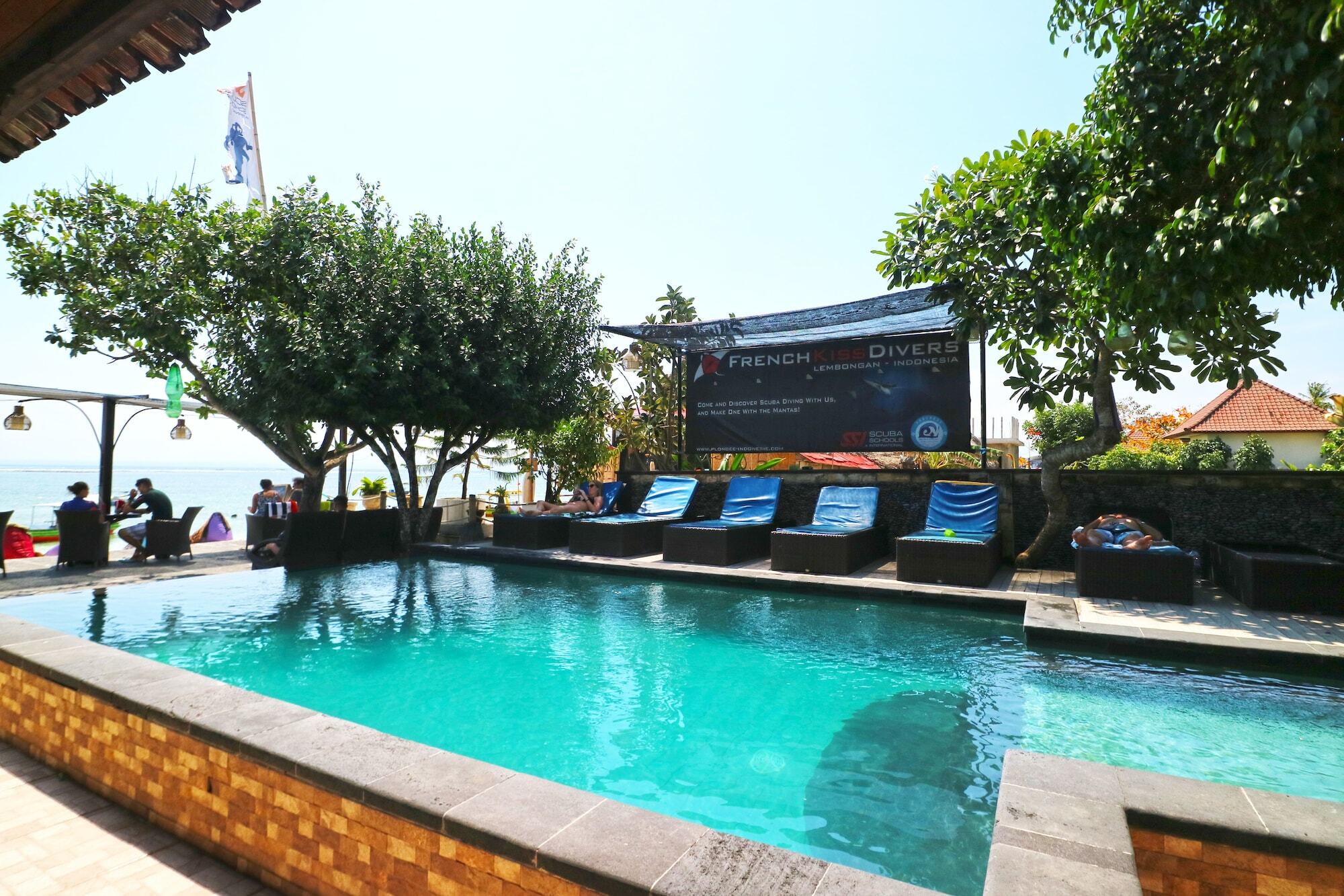 Puri Nusa Beach Hotel Batumadeg Exterior photo